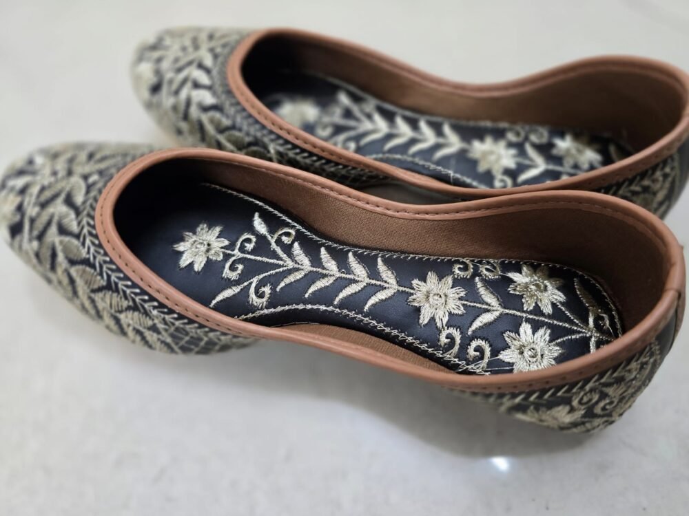 Handmade Beaded Toe-Ring Sandals - Image 2
